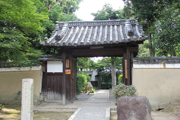 東福寺荘厳院の山門