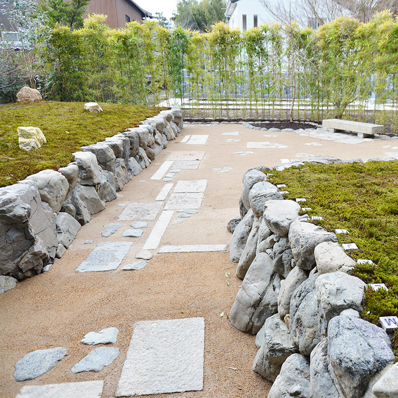正受院の樹木葬の墓苑風景